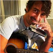 Docente di Musica, inpartisce lezioni di chitarra e/o logic software
